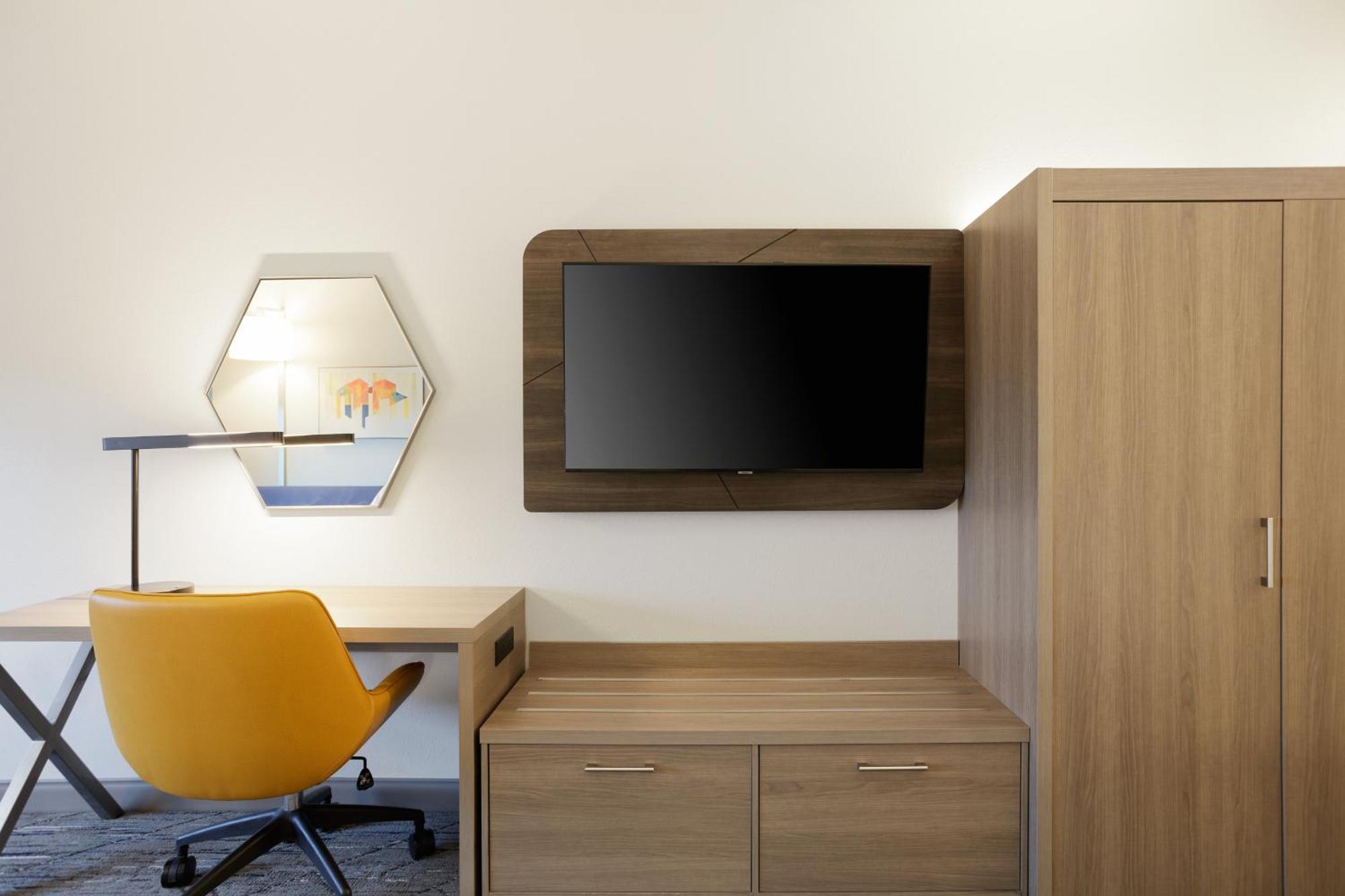 Express & East By Ihg Hotel Memphis